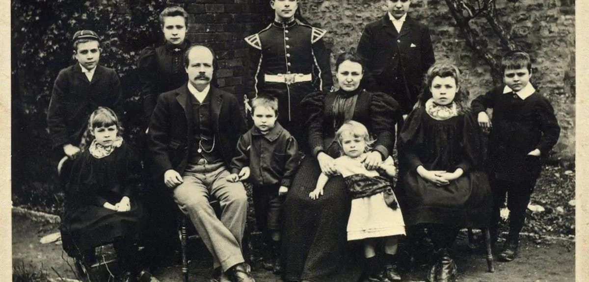 family-photos-what-are-they-wearing-header