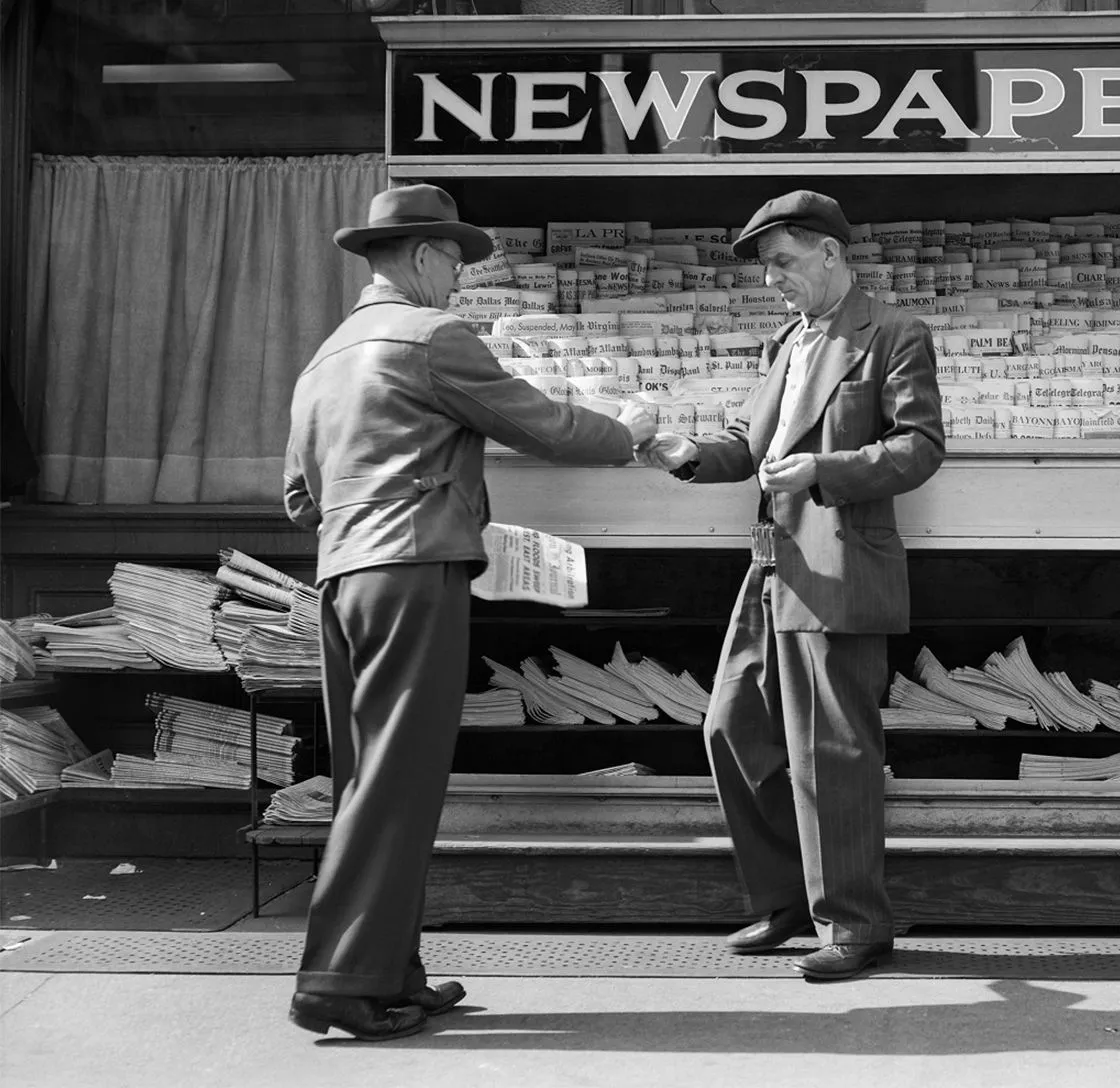 US newspaper stand early 20th century