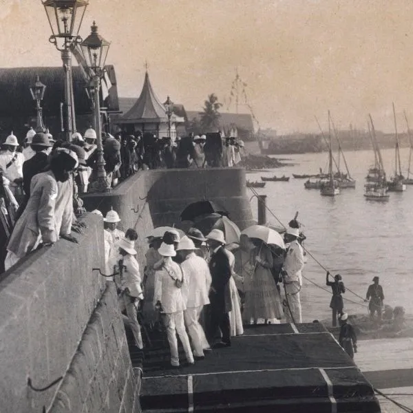 British individuals arrive at Bombay docks in 1916