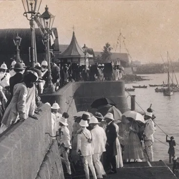 British colonials arrive at Bombay docks 1916
